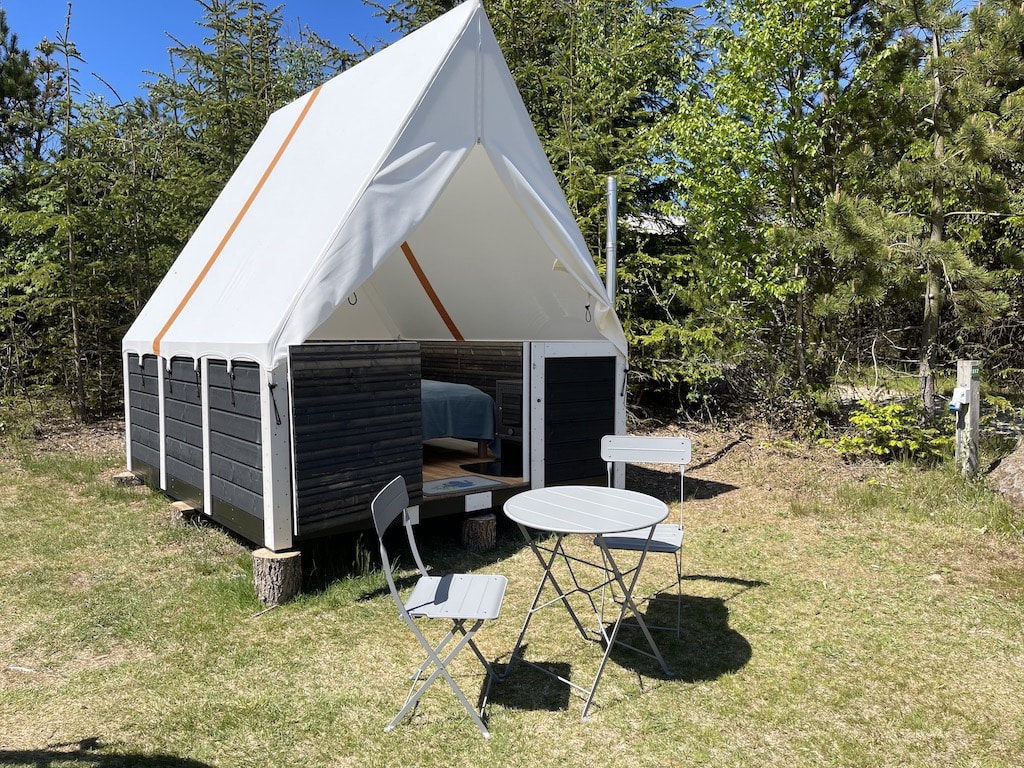 Glamping - Bølgetoppene er en kombination melle en hytte og et telt.